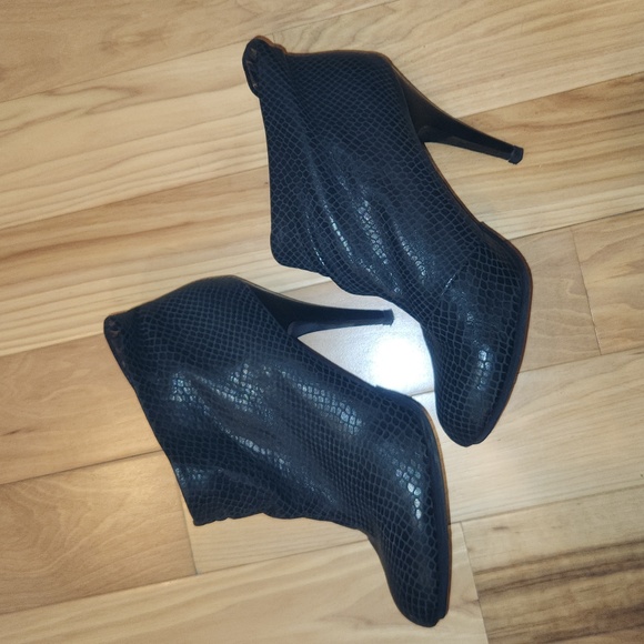 Betsy Johnson black "snakeskin" leather stiletto slouchy booties, 3.75" heel - Picture 2 of 7